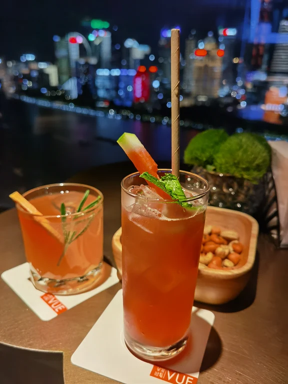 Cocktails and the night skyline at VUE Bar in Hyatt on the Bund