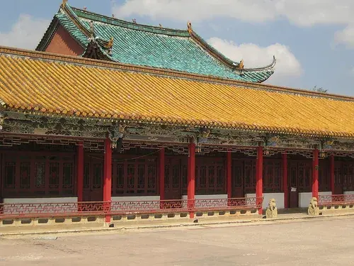 Traditional pavilion with red pillars and a tiled roof in Kunming’s Green Lake Park